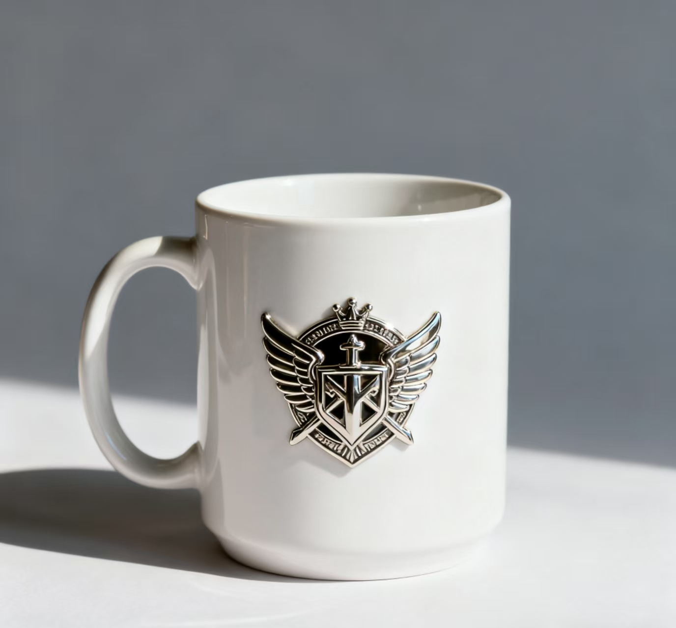 一只白色的杯子